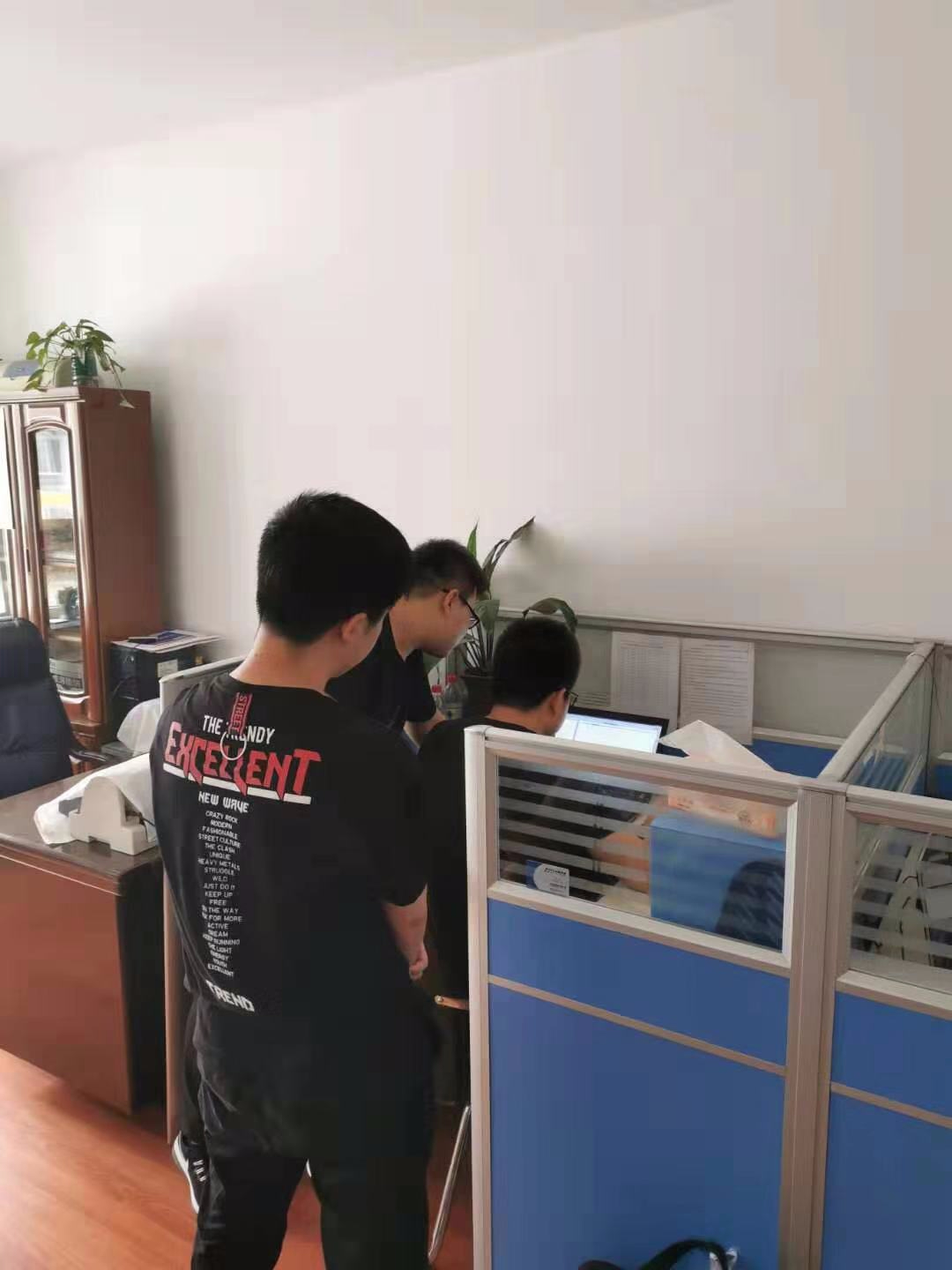 軟件研發團隊正在緊張討論技術問題